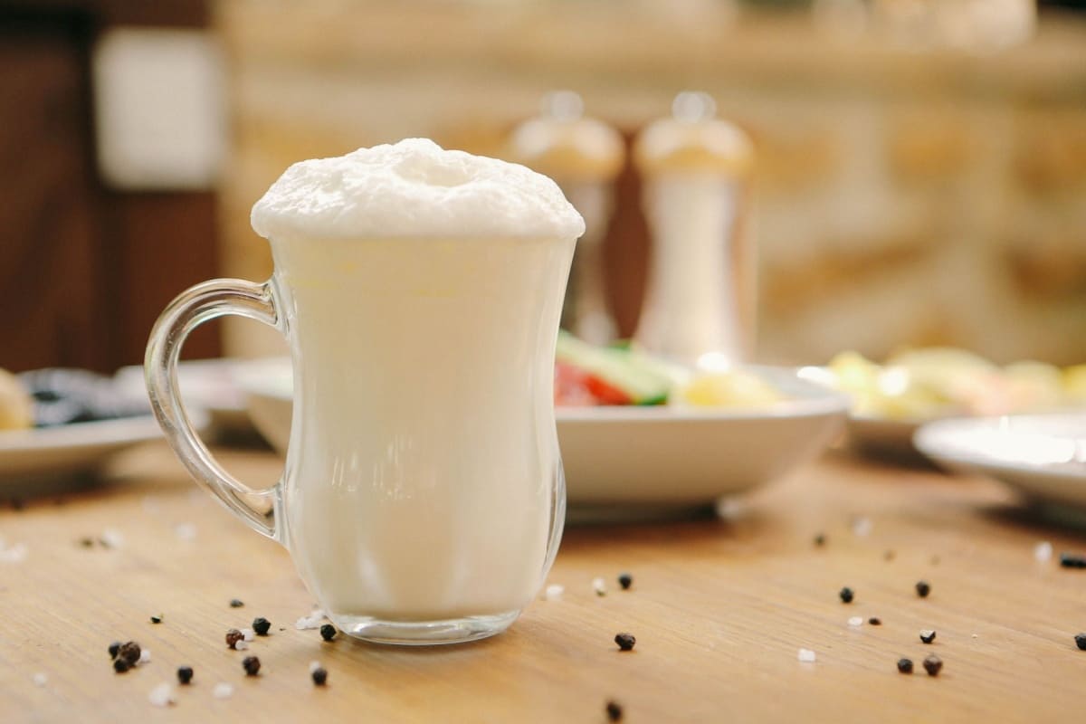 ayran, una dintre băuturile tradiționale turcești pe care trebuie să le încerci